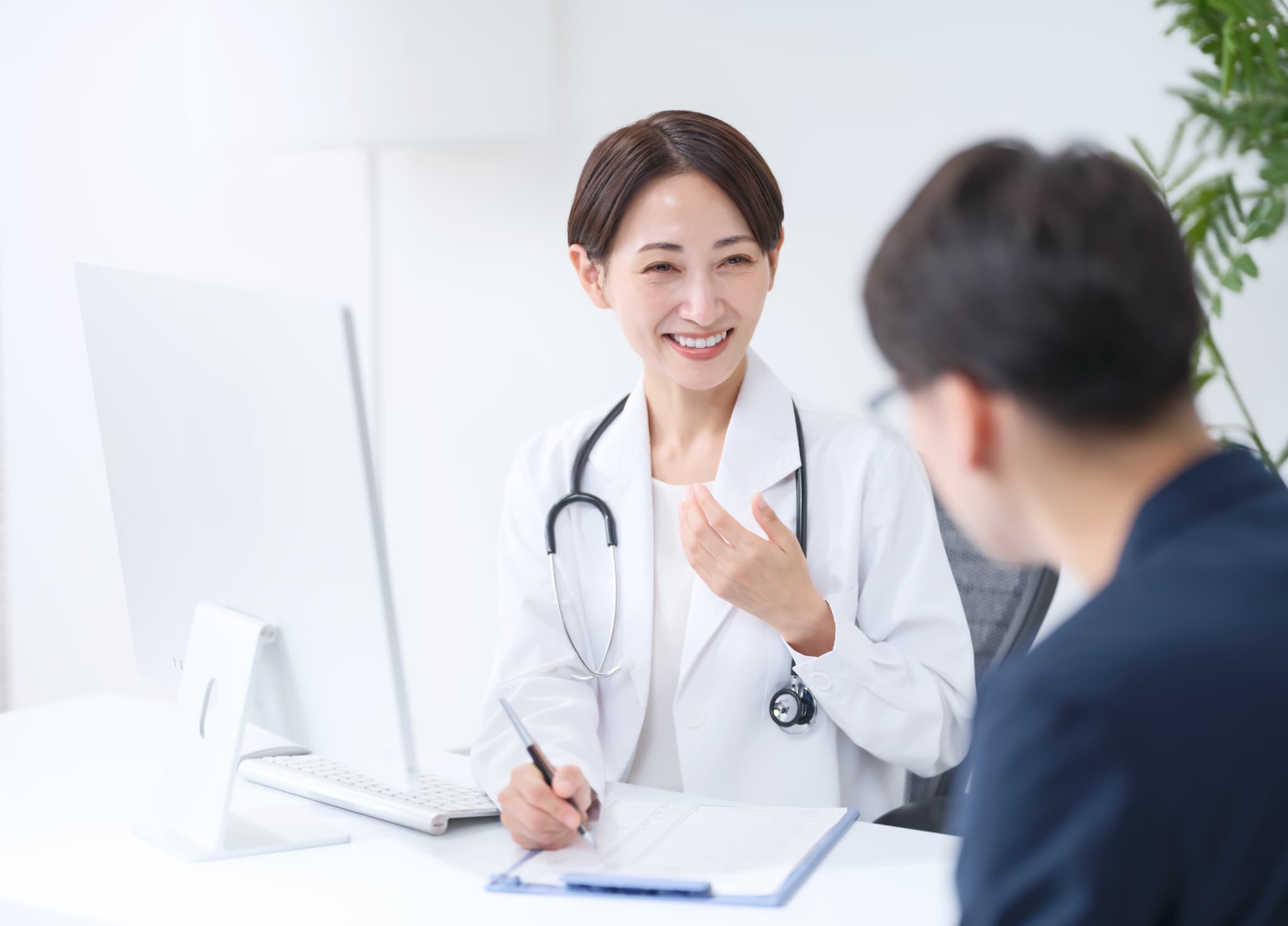 男性が医者に相談をしているシーン